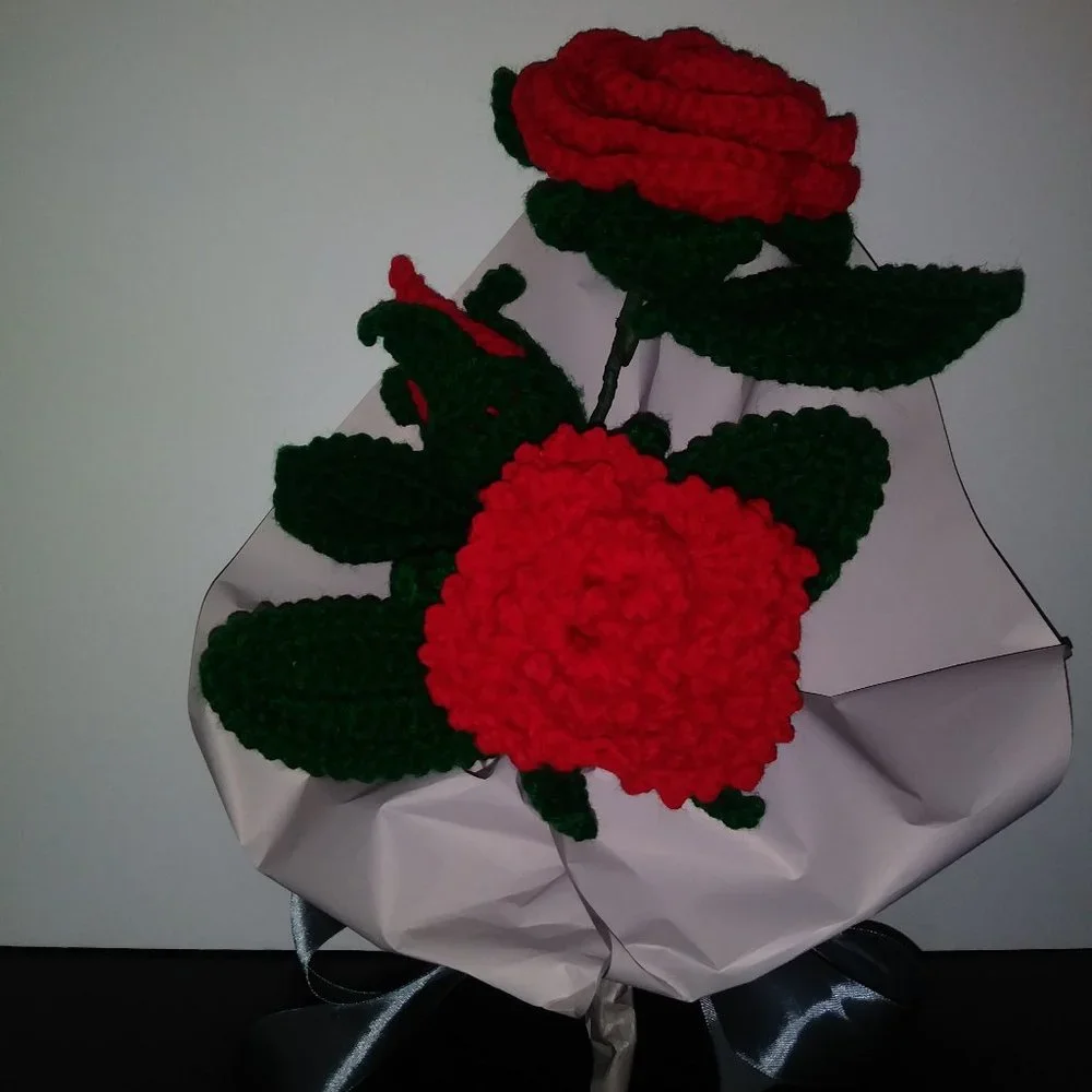 Bouquet of 3 handmade crochet roses in red.